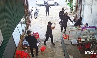 Tin mới vụ nhóm côn đồ che mặt đập phá quán phở, tạt sơn nhà dân ở Đắk Lắk 