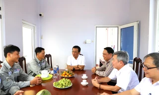 Tổng công ty Điện lực miền Trung thăm tặng quà người lao động nhân Tháng Công nhân 