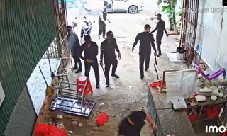 Clip nhóm côn đồ che mặt đập phá quán phở ở Đắk Lắk