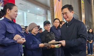 Bí thư Tỉnh ủy Đắk Lắk tặng quà công nhân môi trường đêm Giao thừa