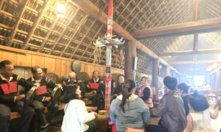 Du khách say mê không gian cồng chiêng, múa xoang và rượu cần