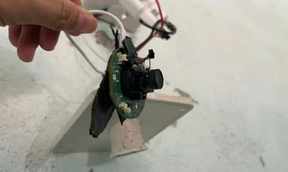 Phát hiện camera gắn trong phòng tắm hai nữ sinh