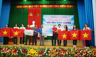 1.000 lá cờ Tổ quốc cùng nhiều phần quà giá trị khoảng 1 tỷ đồng tặng bà con Đắk Nông