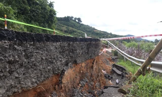 Tỉnh lộ 7 sạt lở nứt toác, gần 1 năm vẫn chưa khắc phục