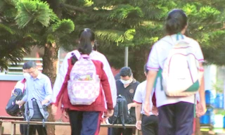 Dư luận chưa hết xôn xao việc trường học kiểm tra balo, soát người học sinh mỗi ngày