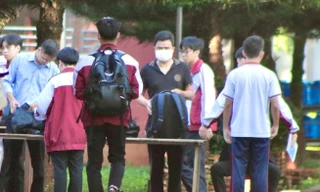 Một trường ở Đắk Lắk kiểm tra ba lô, soát người học sinh mỗi ngày