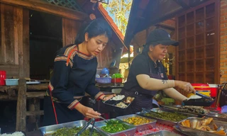 Xuýt xoa mâm cơm toàn đặc sản ở buôn cổ giàu đẹp nhất thành phố cà phê