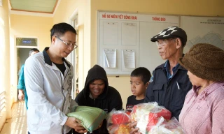 Trên trăm suất quà tặng bà con nghèo Đắk Lắk: Nhân lên những yêu thương