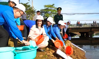 Tuổi trẻ Đắk Nông đồng loạt ra quân vệ sinh môi trường và trao quà Tết Nhân ái