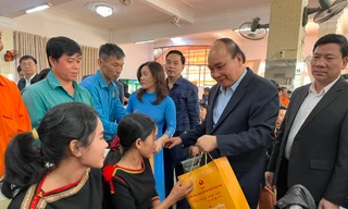 Chủ tịch nước Nguyễn Xuân Phúc tặng quà, chúc Tết bà con Đắk Lắk