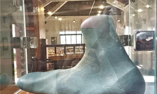 Lạ kỳ viên đá màu xanh nước biển giống bàn chân người ở Đắk Lắk