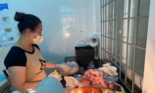 Phát hiện bé trai còn nguyên dây rốn bên đường ở Đắk Nông