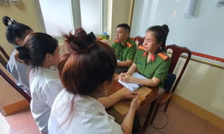 Hai bé gái bị lừa bán vào quán karaoke với giá 4 triệu đồng