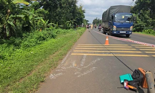 CLIP: Xe bán tải lấn làn húc xe máy ở Đắk Lắk, 3 người trong gia đình tử vong