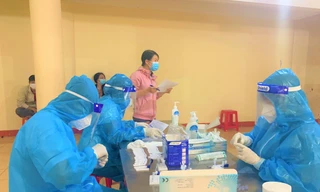 Ngành y tế Đắk Nông, lấy mẫu xét nghiệm sàng lọc SARS-CoV-2. Ảnh minh họa