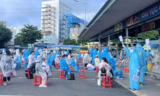 Thành viên đoàn công tác đặc biệt, hướng dẫn người dân tập trung theo quy định