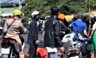 Mang can xăng 5 lít đốt vợ cũ, cả hai cùng bỏng nặng