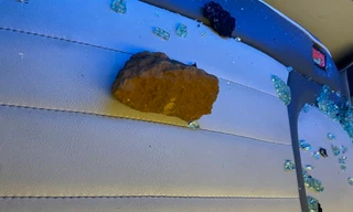 Tái diễn nạn xe khách bị ném đá vỡ toang kính khi qua Tây Nguyên