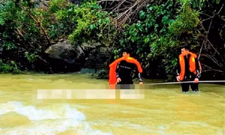 Ô tô lao xuống sông, tài xế mất tích
