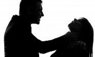 Chồng bóp cổ vợ đến chết vì nghi ngoại tình 