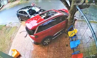 Clip người đàn ông lái ô tô liên tục húc xe con đậu trên đường