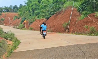 Thiếu niên chở trẻ nhỏ nẹt ga, bốc đầu xe