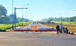 Xe phóng ào ào trên đại lộ nghìn tỷ đang thi công: Ai chịu trách nhiệm?