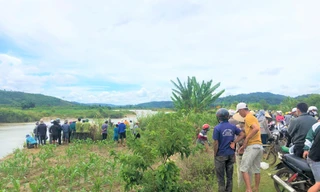 Đưa nhau qua sông, hai người đàn ông mất tích