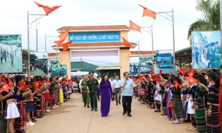 Bộ trưởng Giáo dục thăm, tăng quà học sinh Đắk Nông