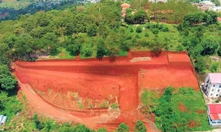 Quả đồi đẹp nhất TP. Gia Nghĩa bị san ủi, biến dạng. Ảnh: CTV