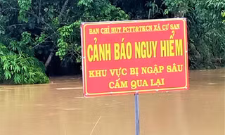 Khu vực bị ngập nước nguy hiểm được cắm biển cảnh báo