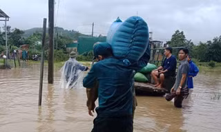 Lực lượng đội phản ứng hỗ trợ di dời tài sản cho người dân