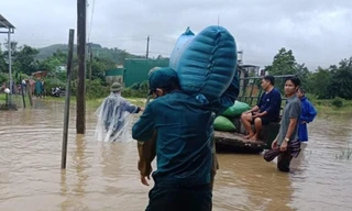 Lực lượng đội phản ứng hỗ trợ di dời tài sản cho người dân