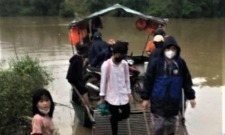 Lực lượng chức năng dùng thuyền máy đưa người dân qua lòng hồ an toàn