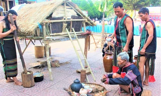 Thầy cúng dùng máu tươi bôi lên các vật dụng trong gia đình