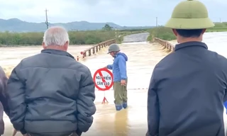 Nước sông dâng ngập cầu, người dân đi vòng 10 cây số 