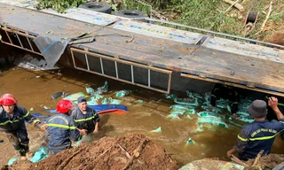 Cận cảnh cứu hộ xe tải chở 18 tấn phân bón lao xuống suối, tài xế tử vong