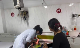 Bé trai khó thở cả tháng, bác sĩ gắp ra bóng đèn LED, cục tẩy bút chì