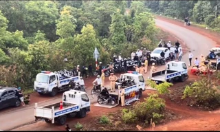 Cảnh sát giao thông xử lý nhiều trường hợp vi phạm khi đi 'săn mây' 