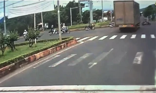 Tước bằng lái tài xế xe tải vượt đèn đỏ, lao vun vút trên cung đường ‘tử thần’