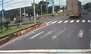 Tước bằng lái tài xế xe tải vượt đèn đỏ, lao vun vút trên cung đường ‘tử thần’