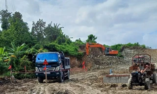 Múc đất làm móng nhà, run người phát hiện quả bom nằm gọn trên xe tải