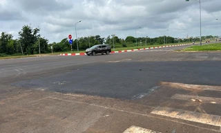 Sắp bàn giao, nhiều vị trí ở đại lộ nghìn tỷ bị cắt, bóc thảm nhựa để... sửa giáp mí