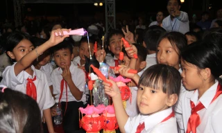 Hơn 3.000 trẻ Đắk Lắk vui Tết Trung thu dưới cơn mưa phùn 