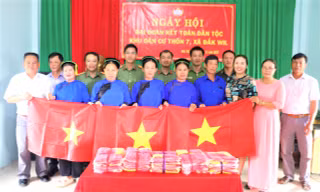 Công an Đắk Nông tặng hơn 2.000 lá cờ Tổ quốc cho người dân biên giới