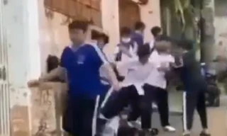 Nam sinh bị nhóm người đánh đập, Phòng Giáo dục báo cáo... chỉ 2 người tham gia