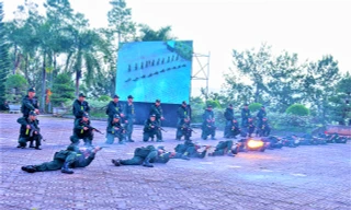 Cảnh sát cơ động Đắk Nông biểu diễn võ thuật, sử dụng vũ khí chiến đấu điêu luyện 