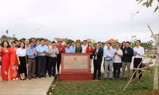 Gắn biển công trình Công viên Võ Văn Kiệt tại TP Buôn Ma Thuột