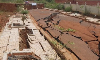 Dự án nghìn tỷ nát tươm: Đắp đất lên lớp bùn, không sạt trượt mới thần kỳ