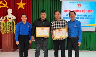 Tặng Bằng khen đột xuất cho hai thanh niên dũng cảm cứu người